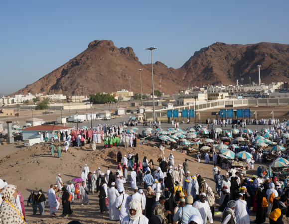 Navigating Islamic Etiquette: Dos and Don’ts for Umrah Pilgrims